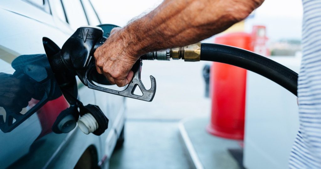 București – Românii nu trebuie să se aștepte ca prețurile la carburanți să revină la nivelurile anterioare, chiar dacă Guvernul intervine cu măsuri de compensare