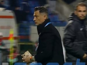 Rădoi, umilit de fanii botoșaneni: A fost „bombardat” cu hârtie igienică