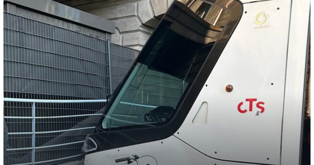 Accident la Strasbourg: Tramvai intrat într-un zid după ce vatmanul a leșinat