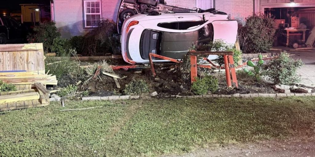 Accident în SUA: O persoană, la spital după ce o mașină a lovit o casă