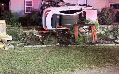 Accident în SUA: O persoană, la spital după ce o mașină a lovit o casă