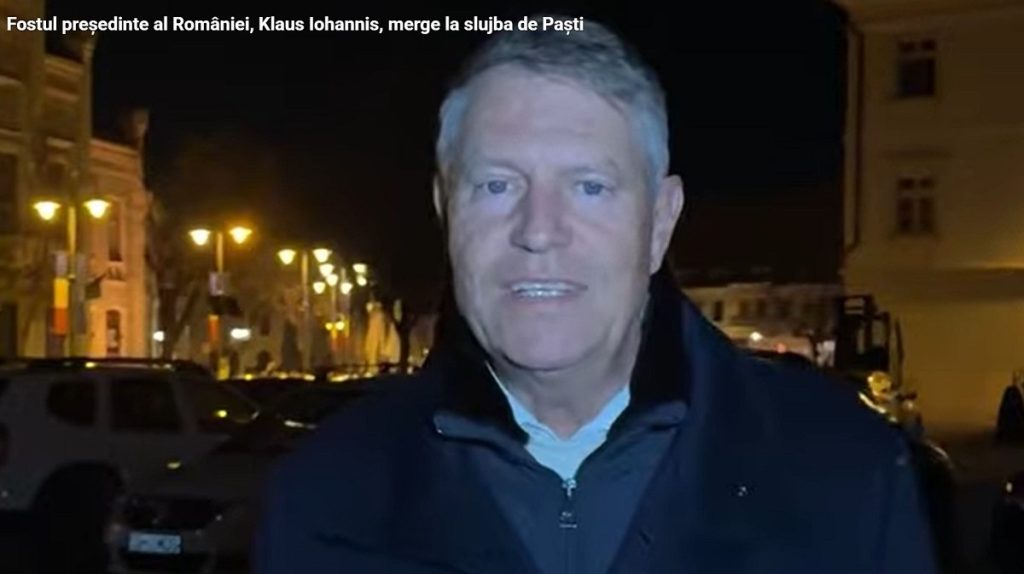 Fostul președinte al României, Klaus Iohannis, și soția sa, Carmen Iohannis, au participat sâmbătă seara la slujba de Paști de la Biserica romano-catolică „Sfânta Treime” din Sibiu