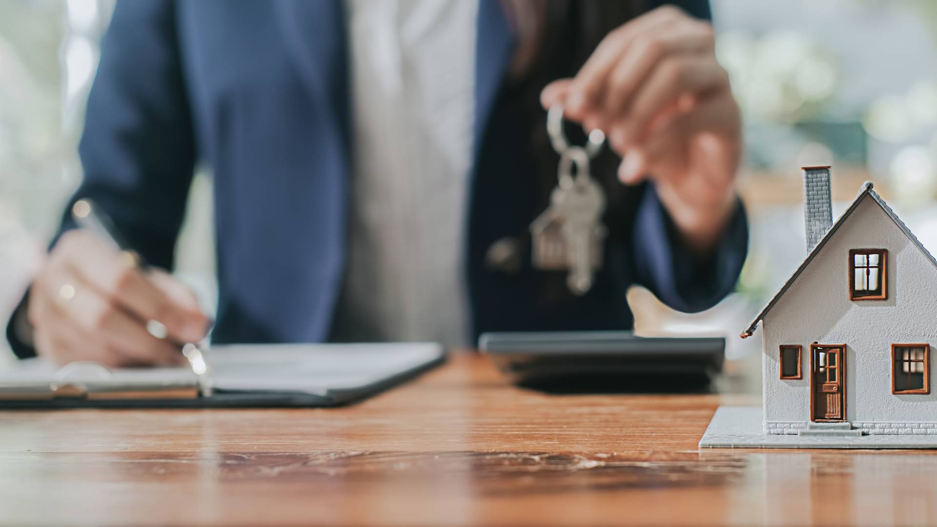 Vrei să cumperi un apartament? Ce trebuie să verifici, ca să nu ai surprize Achiziția unei locuințe este o decizie majoră, care implică nu doar o investiție financiară importantă, ci și așteptări legate de confort și siguranță