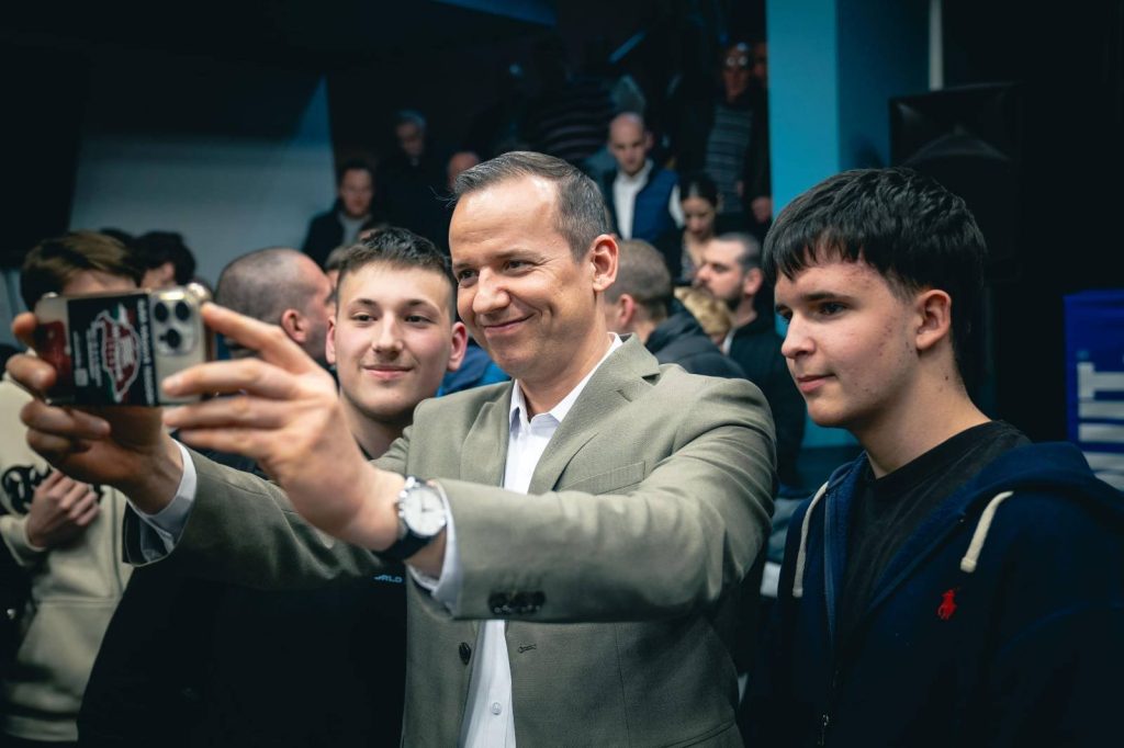 Sondajele de opinie din Ungaria prezintă o imagine fragmentată înaintea alegerilor parlamentare, oferind rezultate favorabile fie partidului de guvernământ, FIDESZ-KDNP, condus de premierul Viktor Orban, fie formațiunii TISZA, condusă de un fost aliat al acestuia