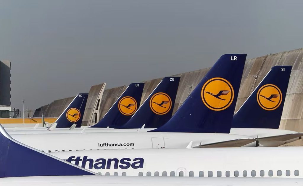 Sute de români, blocați în străinătate din cauza grevei Lufthansa Un număr semnificativ de români aflați în străinătate riscă să nu poată ajunge acasă pentru sărbătorile de Paște