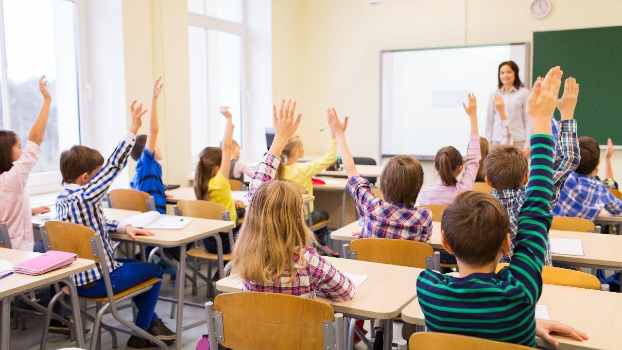 Clasele supraaglomerate din orașe, o problemă semnalată de ministrul Educației Ministrul Educației, Mihai Dimian, a atras atenția asupra supraaglomerării claselor în școlile din mediul urban