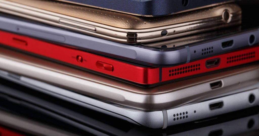 Primărie minusculă, facturi uriașe: Zeci de abonamente achitate de zece angajați!