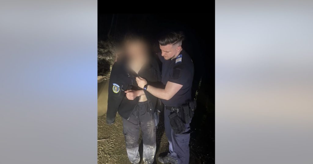 Tânăr, salvat de jandarmi după ce a fugit de urs. Și-a abandonat motocicleta!