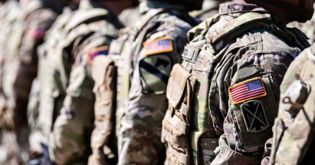 Tinerii militari americani își exprimă îndoiala față de retorica belicoasă a administrației lui Donald Trump privind conflictul din Iran, prin postări ironice pe platforma TikTok, unde își împărtășesc temerile legate de o posibilă mobilizare