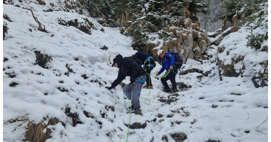 Doi turiști salvați în Piatra Craiului: Misiune dificilă pentru jandarmi pe gheață