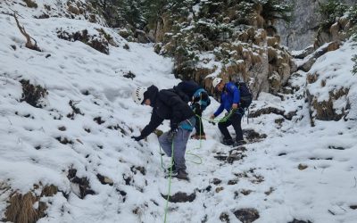 Doi turiști salvați în Piatra Craiului: Misiune dificilă pentru jandarmi pe gheață