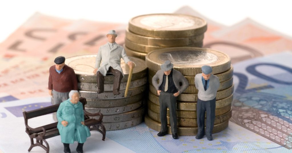 GUVERNUL anunță ajutoare financiare pentru pensionari și copii cu dizabilități București – Guvernul a adoptat joi pachetul de măsuri de solidaritate, care vizează sprijinirea financiară a pensionarilor cu venituri mici și a copiilor cu dizabilități
