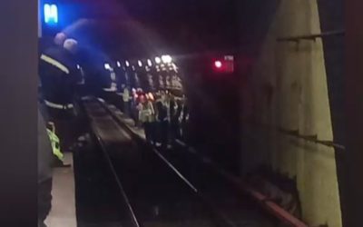 Metroul, blocat pe M4: Bucăți din tavan s-au prăbușit peste șine în București