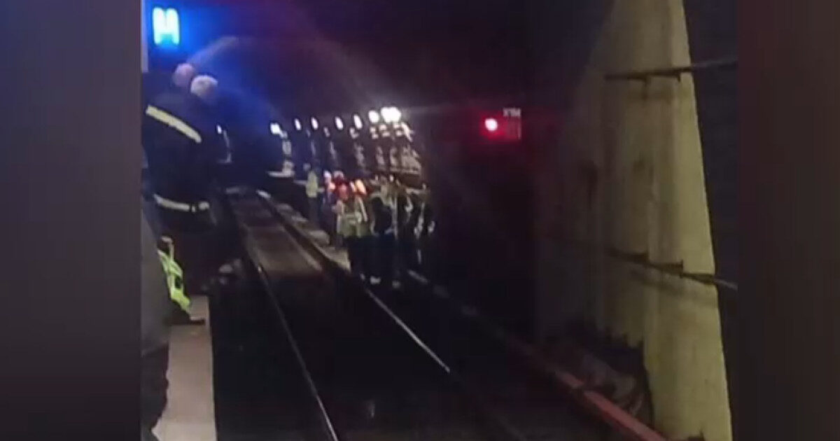 Metroul, blocat pe M4: Bucăți din tavan s-au prăbușit peste șine în București