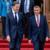 Babis pune Ce-a în NATO, dar taie fondurile Apărării