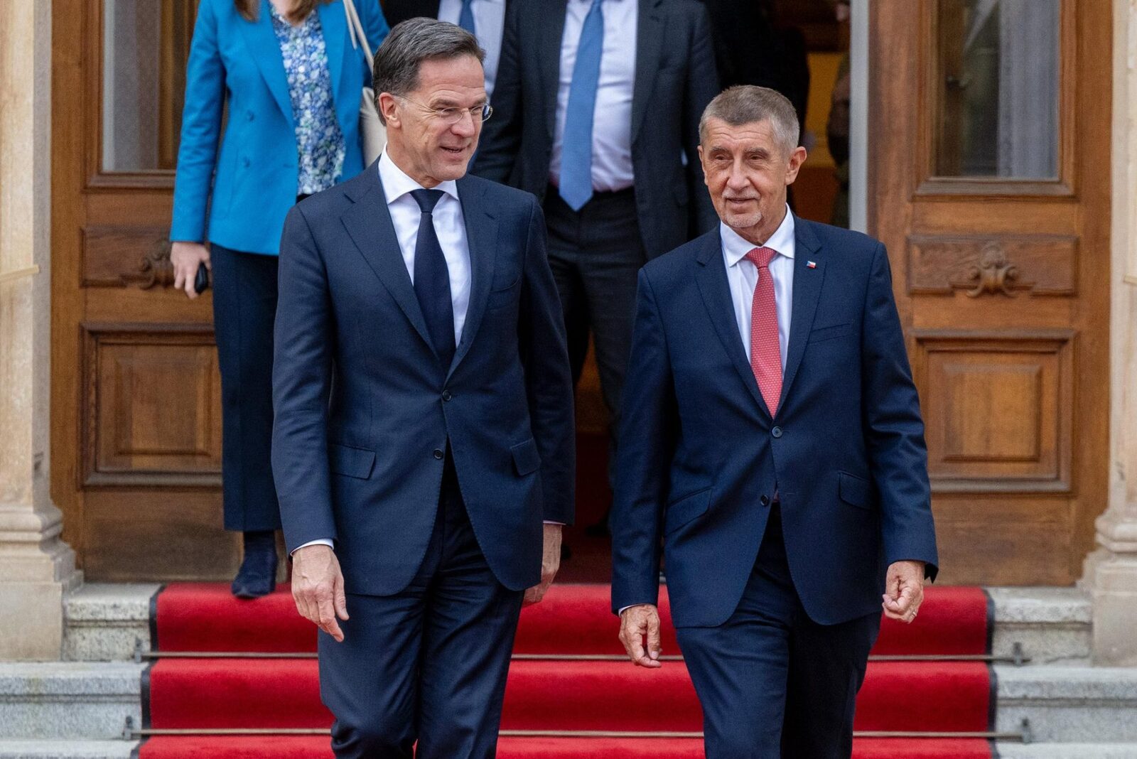 Babis pune Ce-a în NATO, dar taie fondurile Apărării
