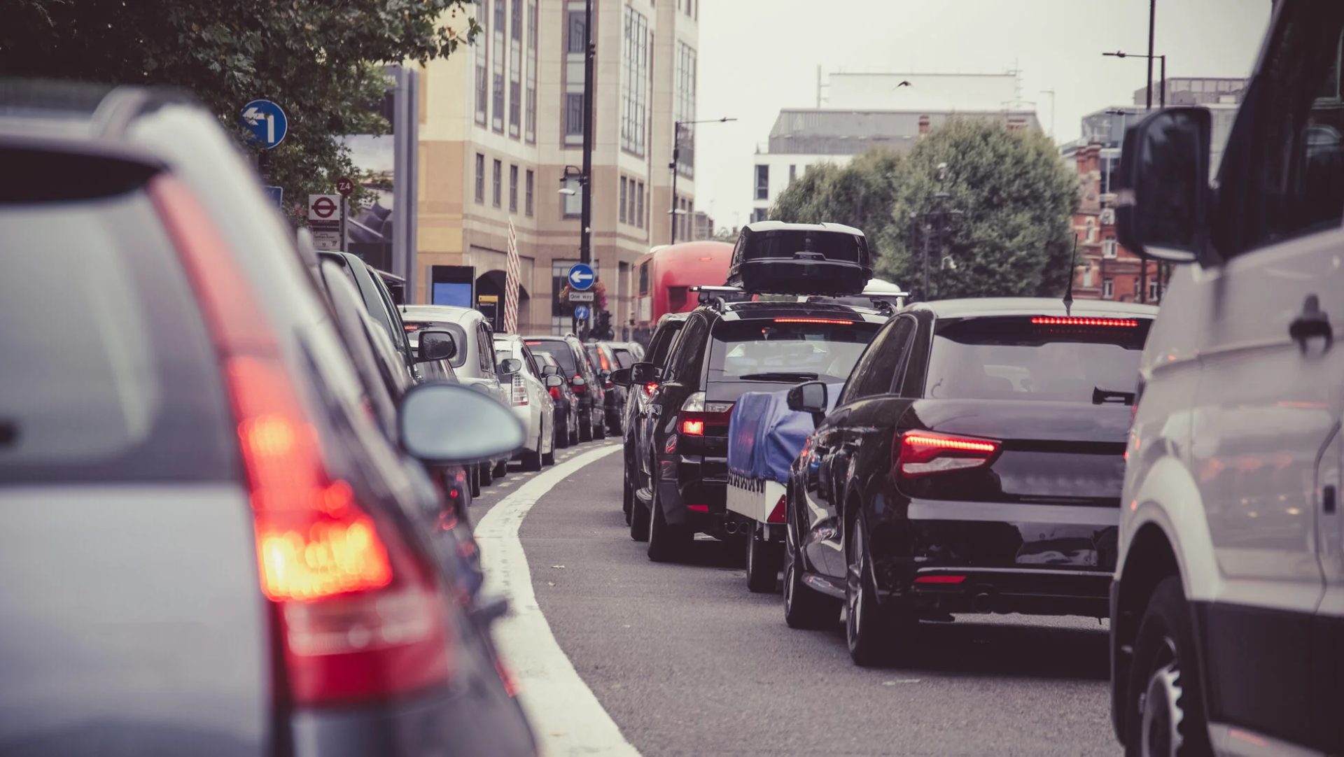 Bani înapoi pentru șoferi: Decizie-șoc pentru românii din UK după 2007