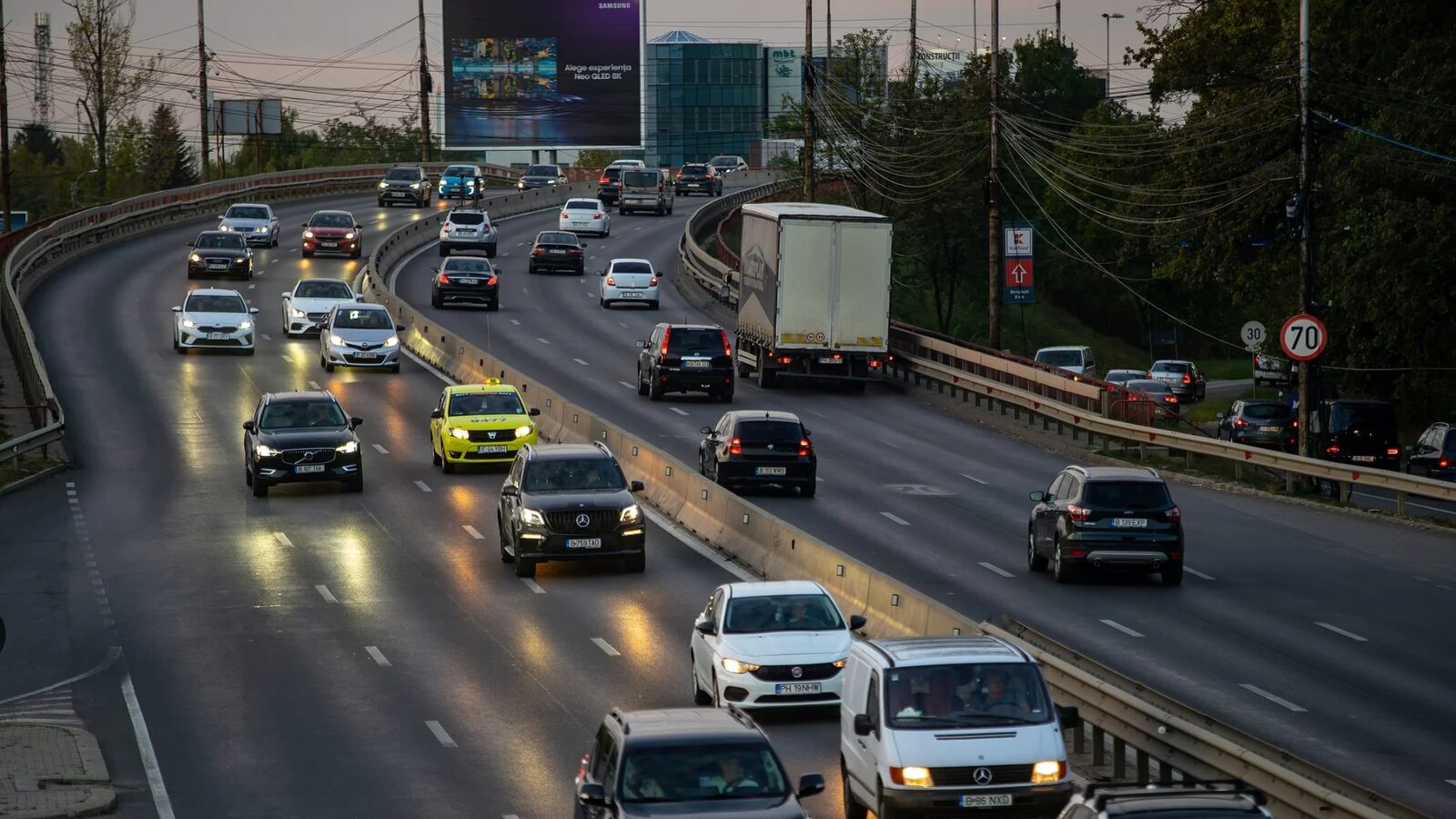 Taxele pentru înmatricularea auto par mici, dar costurile reale sunt mult mai mari Pentru mulți proprietari de autovehicule, momentul înmatriculării unei mașini este asociat cu o serie de costuri care depășesc simpla achitare a taxelor de bază
