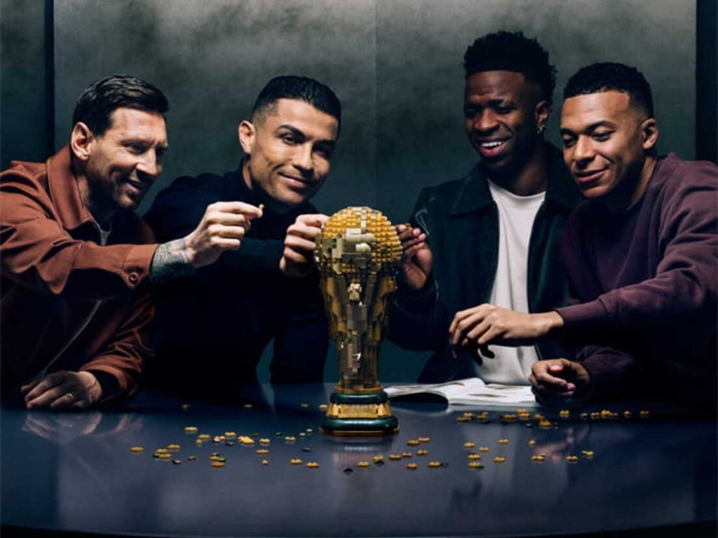 Messi, Ronaldo, Mbappé și Vinícius Júnior, reuniți într-o campanie LEGO spectaculoasă pentru Cupa Mondială 2026 Casa de construcții LEGO a lansat o campanie publicitară inedită, având ca vedete patru dintre cele mai mari nume din fotbalul mondial