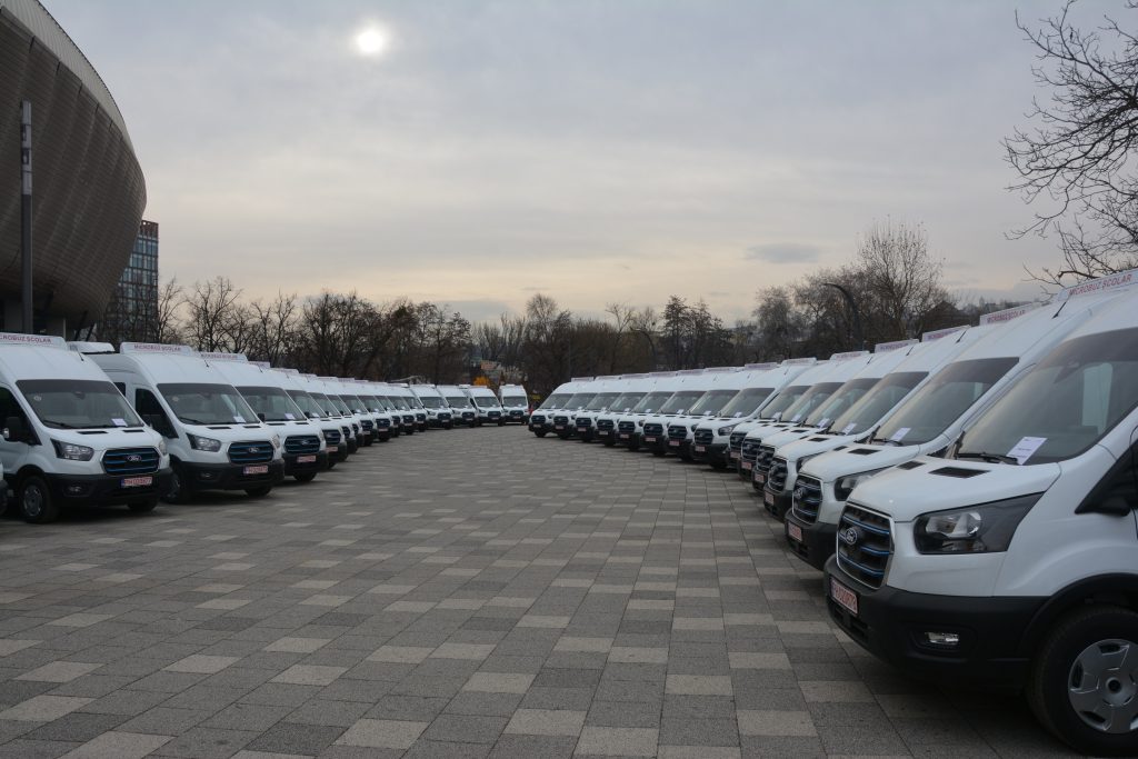 Afacere cu microbuze: Bolojan plătește 218.000 euro, PNL Argeș acuză