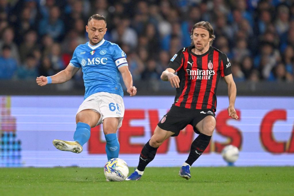 NAPOLI a învins AC MILAN într-un meci tensionat din Serie A, scor 1-0, pe stadionul „Diego Maradona”
