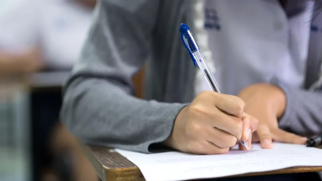Prelungire la Bacul de Simulări: Ministerul amână comunicarea rezultatelor Ministerul Educației a decis să amâne comunicarea rezultatelor simulării examenului de Bacalaureat din 2026