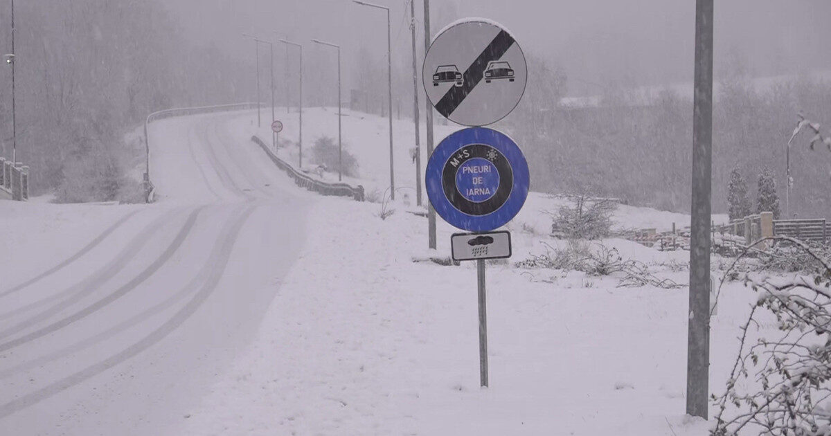 Deszăpezire intensă pe Transalpina: Drumarii intervin pe sectorul Rânca – Obârșia Lotrului