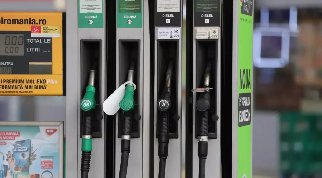 Motorina premium, mai ieftină pentru unii șoferi, dar motorina standard se va ieftini din nou de marți Bucureștiul se confruntă cu un paradox: motorina premium este mai ieftină decât benzina standard