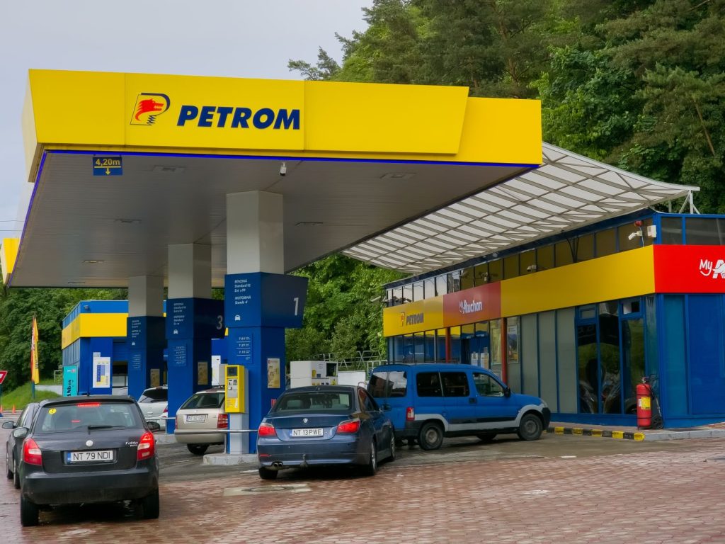 Motorina se scumpește din nou la pompă: Un litru ajunge la peste 10 lei Prețul motorinei a crescut din nou vineri la stațiile de alimentare Petrom și OMV, atingând pragul de peste 10 lei pe litru