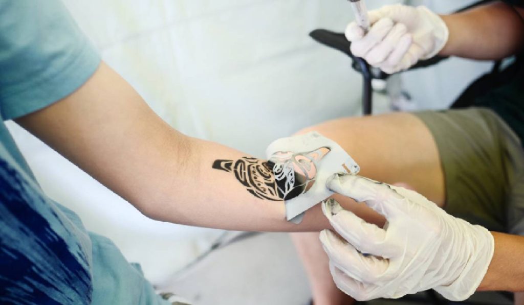 Tatuajele, scut anti-melanom? Un studiu șochează lumea medicală