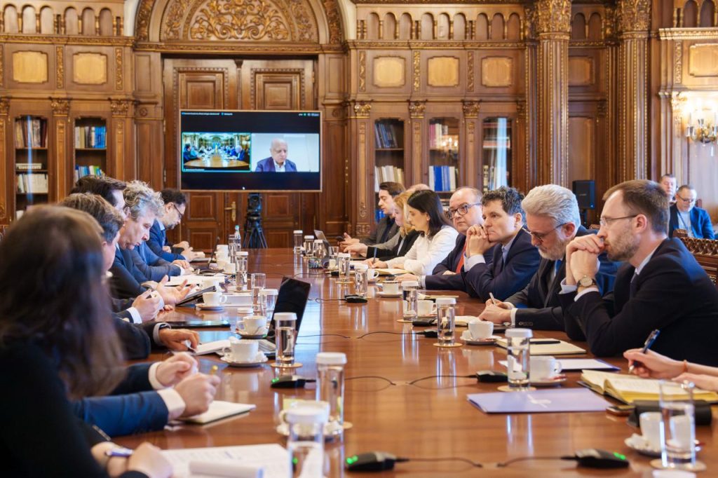 Nicușor Dan a discutat cu un grup de experți despre relația României cu Uniunea Europeană Primarul General al Capitalei, Nicușor Dan, a avut o întâlnire miercuri cu membrii unui grup de reflecție strategică constituit la nivelul Administrației Prezidențiale, conform unei postări pe Facebook a consilierului prezidențial Valentin Naumescu