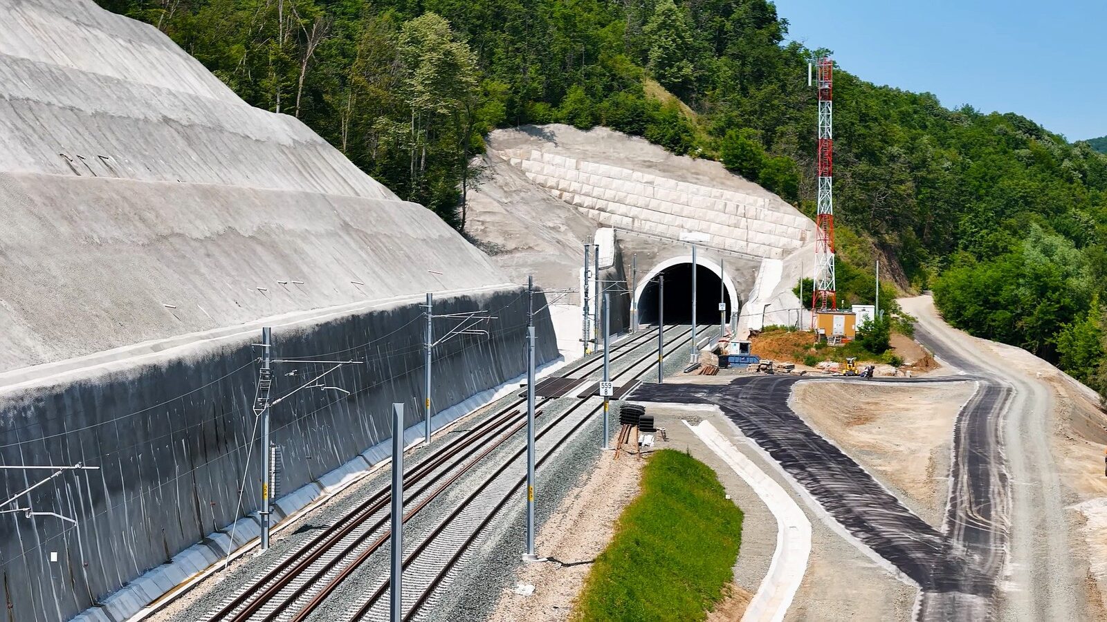 Un tunel feroviar de 10 kilometri prin zona PREDEAL ar putea revoluționa transportul feroviar din România, conform unei analize a unei organizații neguvernamentale specializate în infrastructură