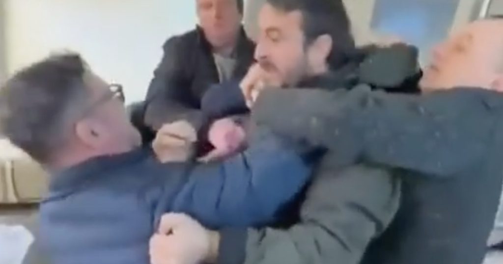 Bătaie la AUR: „Bă, borfaș? Mi-am dat viața pentru partid!”, țipă un membru