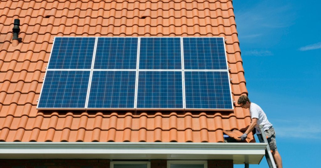 ANRE pregătește terenul pentru comunitățile de energie în România București – Autoritatea Națională de Reglementare în domeniul Energiei (ANRE) a lansat în consultare publică un proiect de ordin crucial pentru dezvoltarea comunităților de energie în România