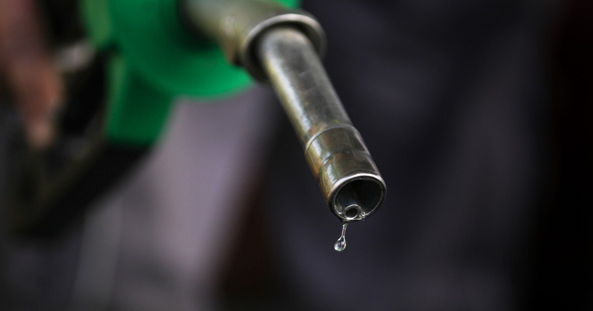 Motorina sub 10 lei: Prima zi de scădere a prețurilor la carburanți după plafonarea adaosului comercial Ordonanța de urgență a Guvernului privind prețurile la carburanți a intrat în vigoare, iar primele efecte se văd deja în stațiile de alimentare