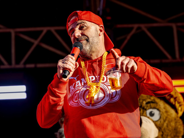 Bere și trabucuri: Show total după titlul lui PSV. Man, în centrul atenției