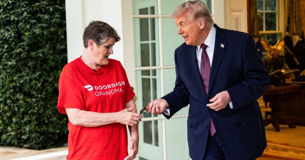 Trump, festin fast-food la Casa Albă: Bacșiș de 100 de dolari, scenariu regizat?