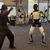 Optimus, robotul UMANOID Tesla, va fi „cel mai mare produs”, spune Elon Musk