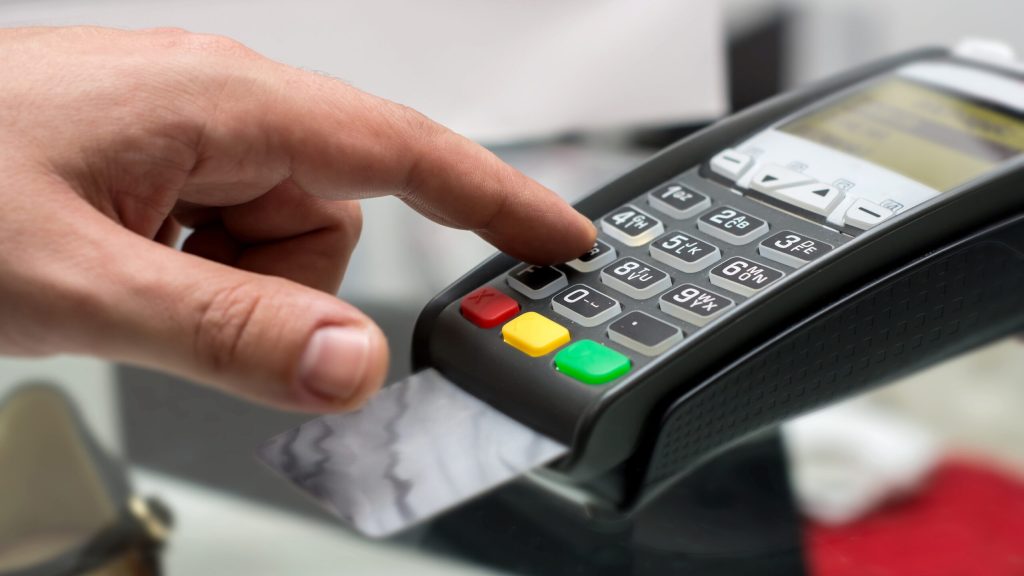 Cash-ul, interzis în restaurante: Plăți doar cu cardul. Ce riscă afacerile