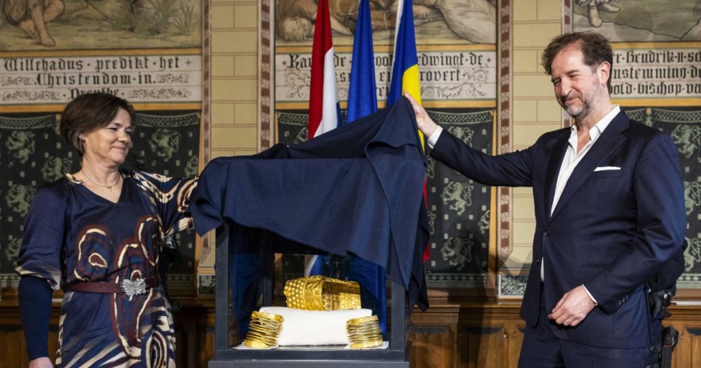 Coiful de AUR dacic de la Coțofenești, recuperat în Olanda, a fost prezentat public Assen, Olanda – Celebrul coif de AUR dacic de la Coțofenești și două brățări dacice, furate în ianuarie 2025 din Muzeul Drents din Olanda, au fost recuperate
