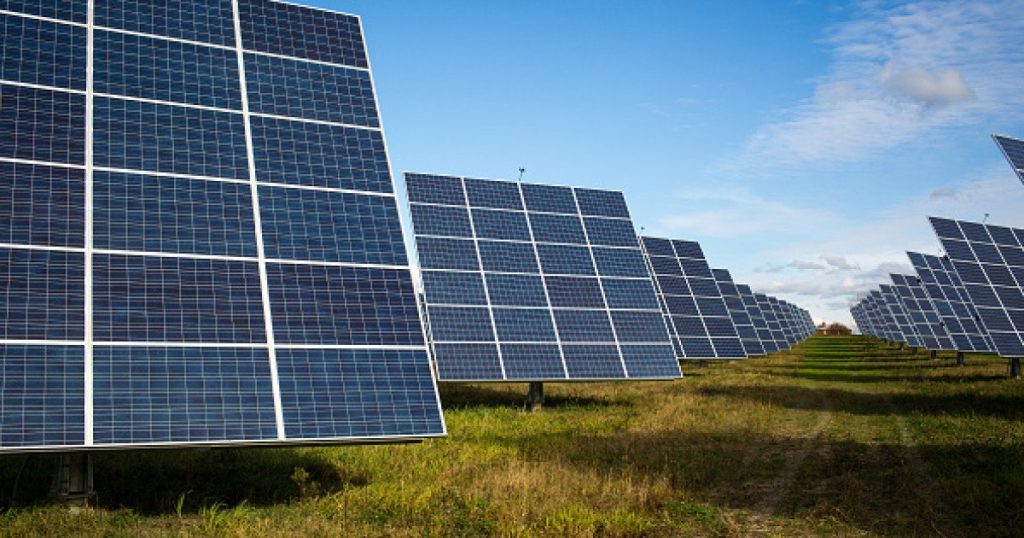 Premierul ILIE BOLOJAN a anunțat miercuri intenția guvernului de a desființa avizele tehnice de racordare (ATR) la rețelele electrice, o măsură menită să stopeze speculațiile și blocajele create în piață