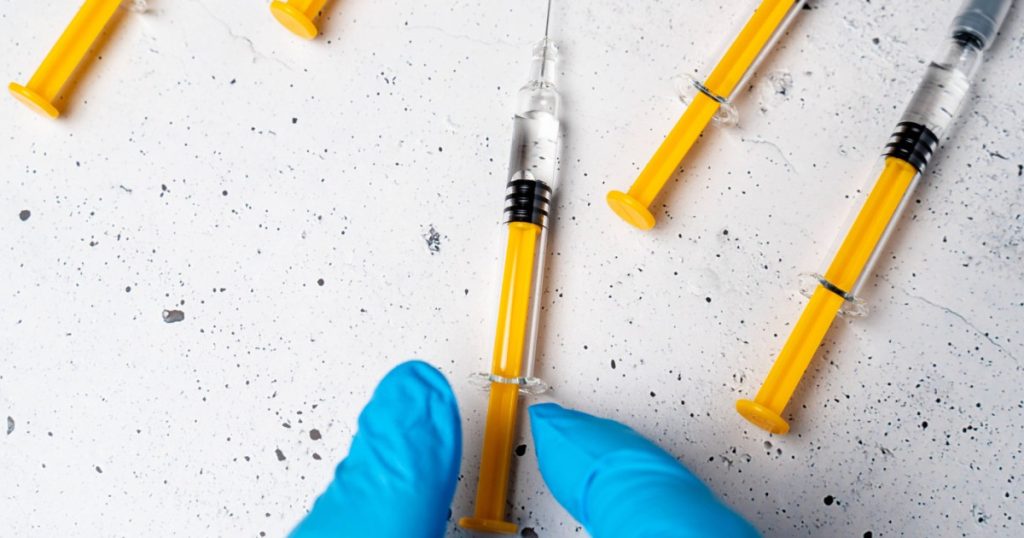 Ministrul polonez al Sănătății a anunțat că, din cauza unei decizii judecătorești, aproximativ 64 de milioane de doze de vaccin anti-COVID-19 vor trebui distruse