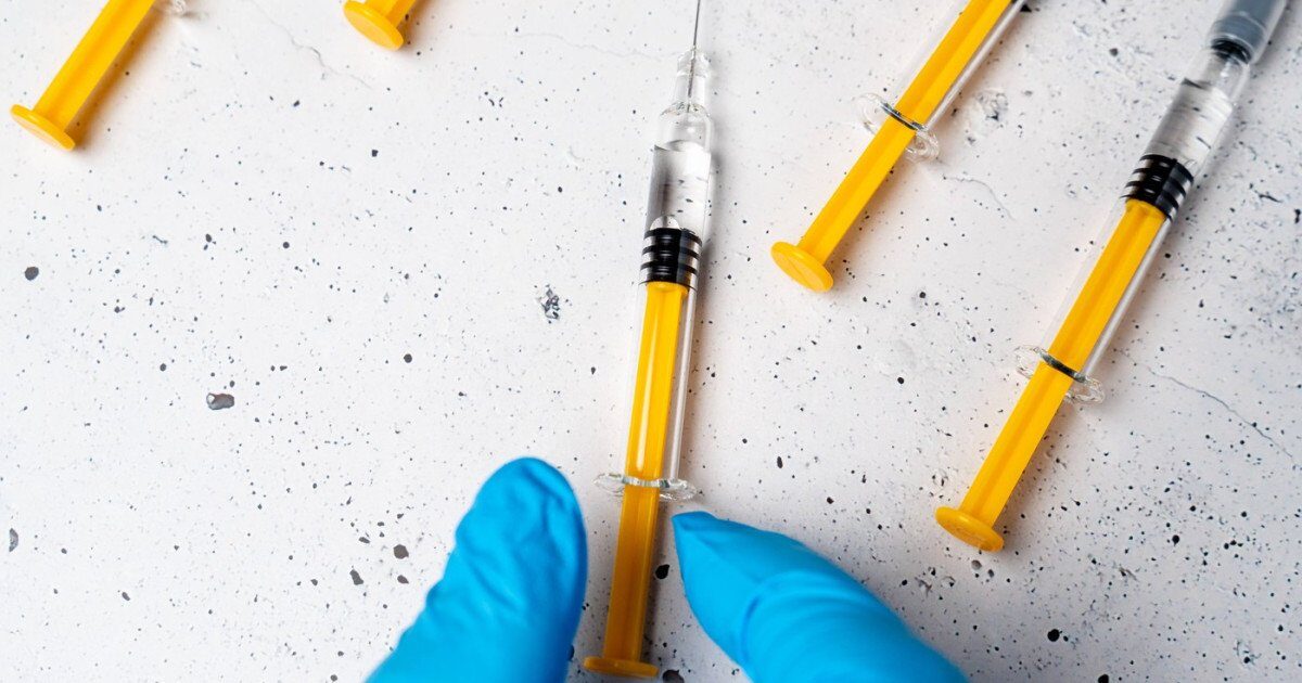 Ministrul polonez al Sănătății a anunțat că, din cauza unei decizii judecătorești, aproximativ 64 de milioane de doze de vaccin anti-COVID-19 vor trebui distruse
