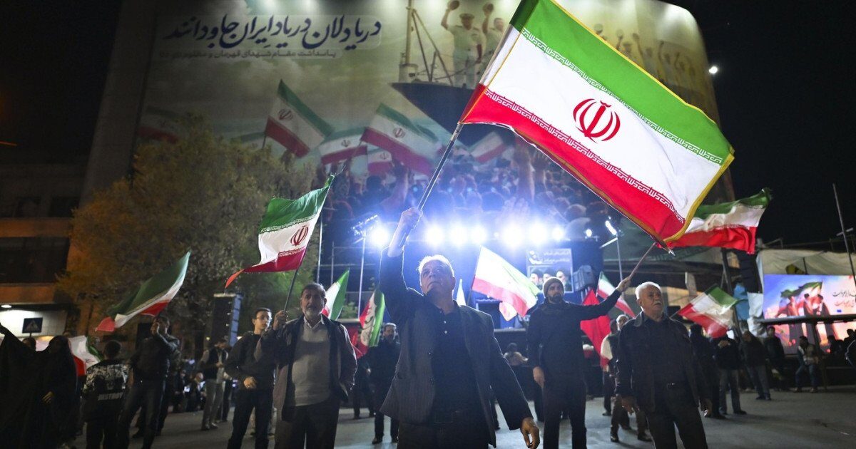 Mii de iranieni au format lanțuri umane în fața centralelor electrice și pe poduri, ca răspuns la amenințările președintelui american Donald Trump Mii de persoane din Iran au ieșit marți în stradă pentru a protesta față de amenințările președintelui american Donald Trump