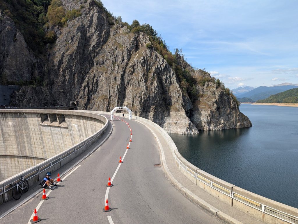 Lacul Vidraru, Din Nou Plin: Reumplerea A Început După Retehnologizare Operațiunile de reumplere a lacului de acumulare Vidraru au demarat, a anunțat sâmbătă ministrul Energiei, Bogdan IVAN