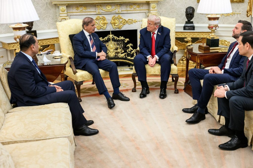 Pakistanul a reușit o performanță diplomatică remarcabilă, devenind un mediator cheie între Iran și Statele Unite, facilitând un armistițiu temporar și deschiderea Strâmtorii Ormuz
