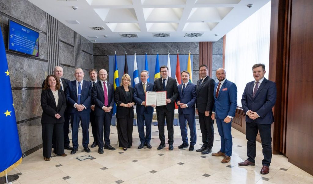 Şapte deputați cer Uniunii Europene să accelereze negocierile de aderare cu Moldova și Ucraina Un grup de șapte deputați solicită Uniunii Europene să intensifice eforturile pentru a accelera negocierile de aderare cu Moldova și Ucraina