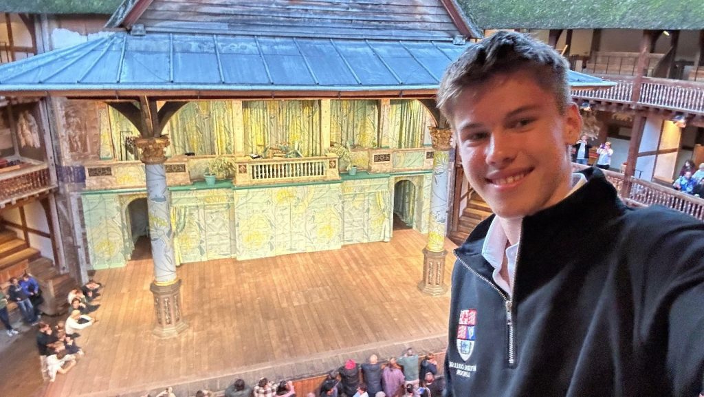 Elev din Iași, AUR la Londra: Patric cucerește teatrul britanic la 15 ani