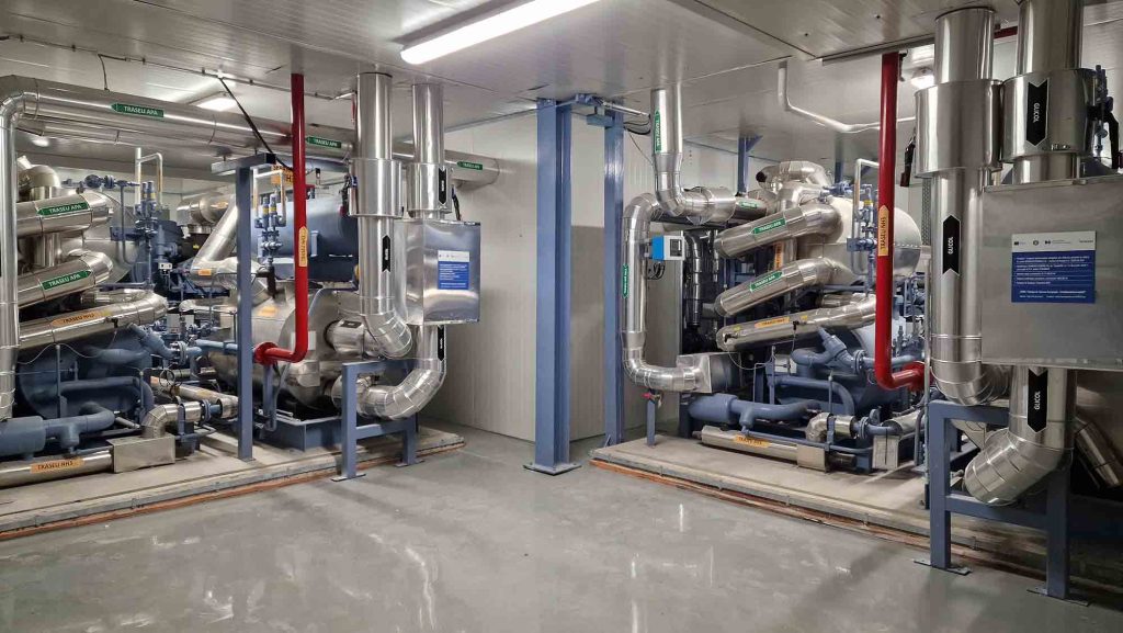 HEINEKEN România investește masiv în tehnologii verzi pentru fabricile din Craiova și Ungheni Compania HEINEKEN România a finalizat o investiție majoră în tehnologii moderne în fabricile din Craiova și Ungheni (județul Mureș), accelerând tranziția către o producție cu emisii reduse de carbon și consum energetic optimizat