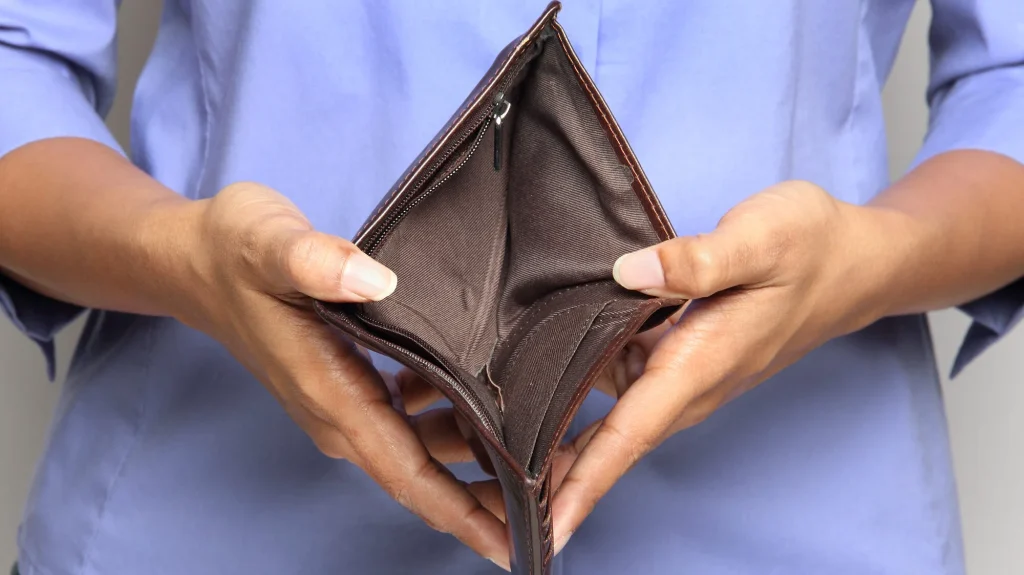 Poprire pe salariu în 2026: Cât pierdeți din venit, conform legii din România